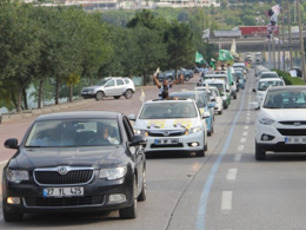 HÜR ADAY konvoyla şehir turu attı