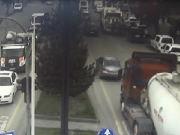 Patlayan aracın sürücüsü canını zor kurtardı