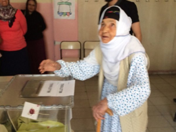 Mardin’de 115 yaşındaki nine oy kullandı