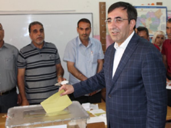 Bakan Yılmaz oyunu Diyarbakır’da kullandı