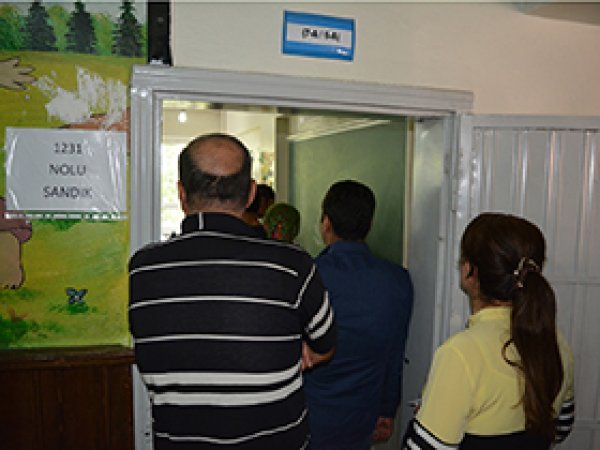 Aranan şahıs sandık başında yakalandı