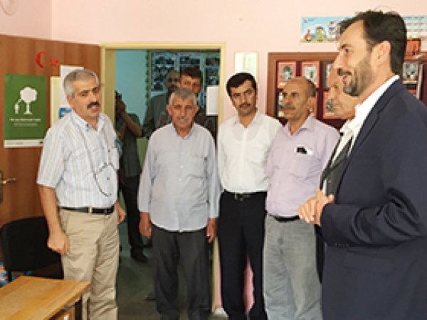 Bağımsız aday Kılınç, okulları gezdi 
