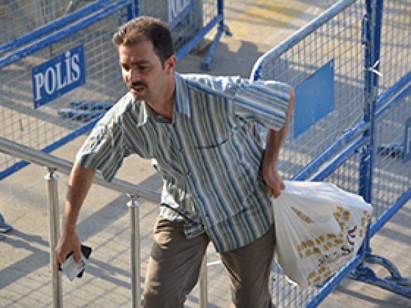 Urfa'da oylar sayım merkezine getiriliyor