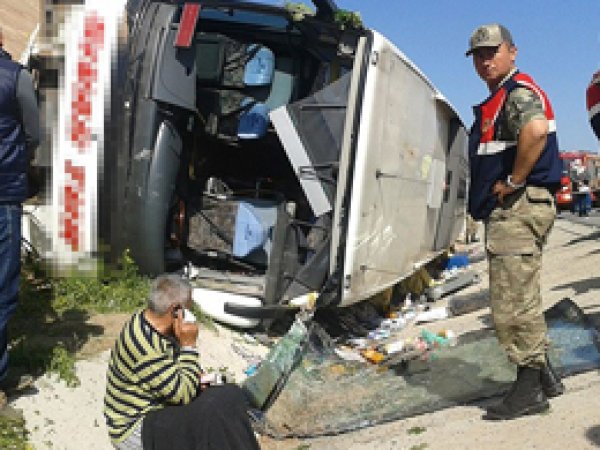 Yolcu otobüsü şarampole devrildi: 39 yaralı