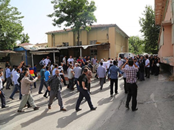 Baran'ın yakınları hastane önünde toplandı