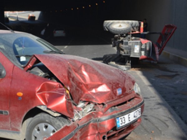 Otomobil traktöre arkadan çarptı: 2 yaralı