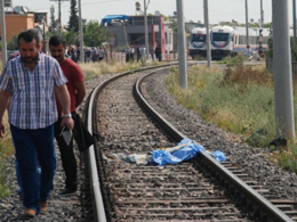 Yaşlı kadın trenin altında kaldı