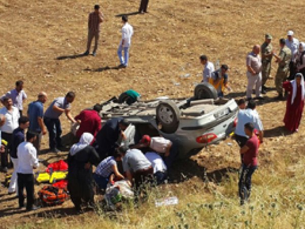 Bir aileyi taşıyan araç şarampole yuvarlandı