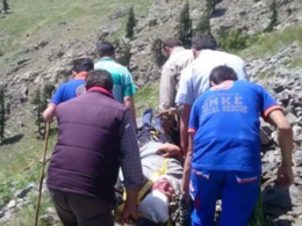 Dağda mahsur kalan çoban yaralı kurtarıldı