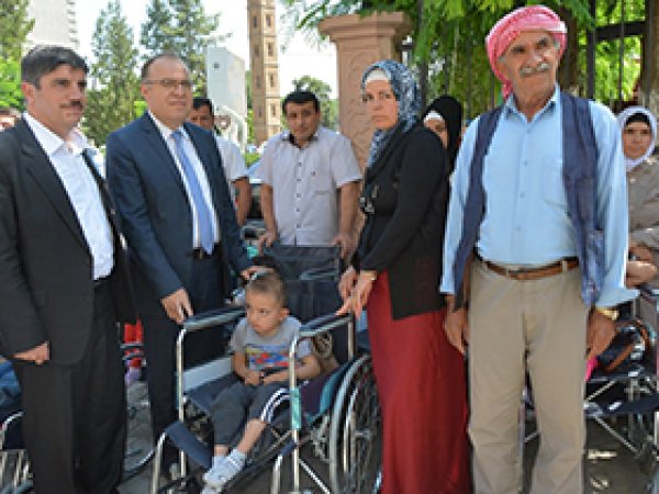 Siirt'te engellilere tekerlekli sandalye verildi