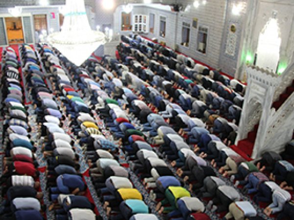 Urfalılar ilk Teravih için camilere akın etti