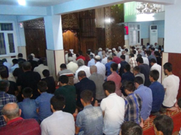 Çınarlılar ilk Teravih namazında camilere akın ettiler