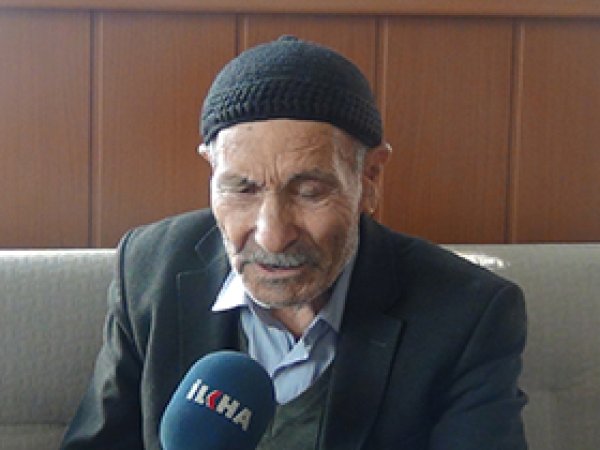 Yaşlı amcanın imrendiren Kur'an okuma azmi