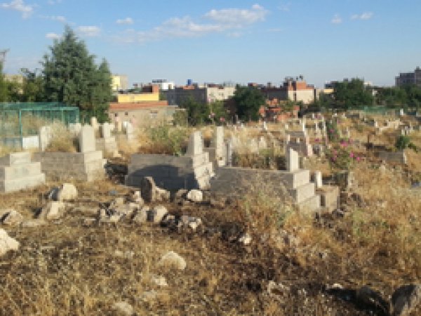 Mezarlıklar bakımsızlığa terk edildi