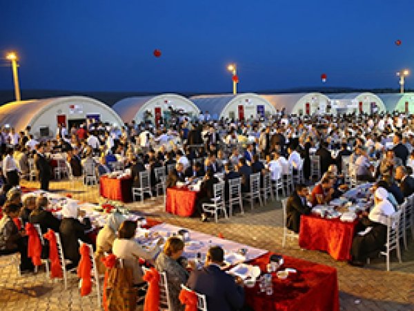 Erdoğan mültecilerle birlikte iftar yaptı