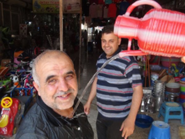 Esnaf ilginç yöntemlerle serinlemeye çalışıyor