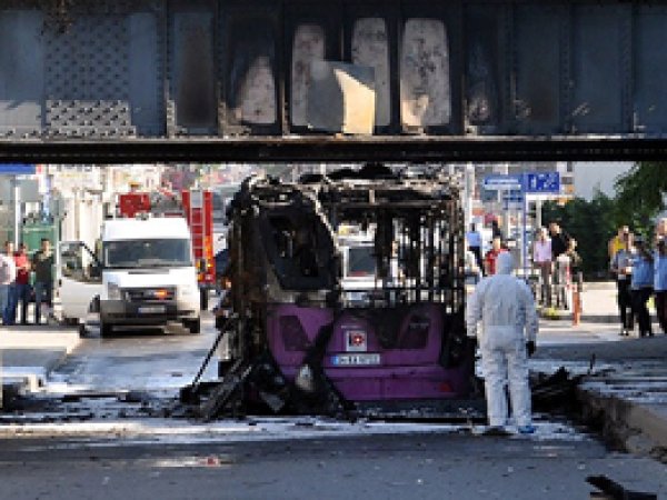 Fatih'te üst geçide çarpan otobüs yandı
