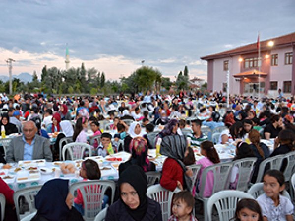 Aksaray'da bin 200 kişiye toplu iftar