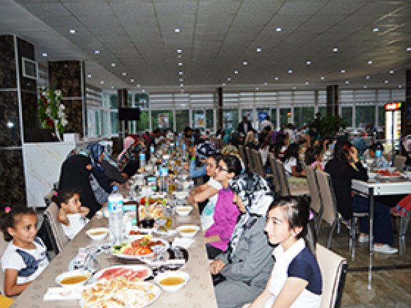 Yetim çocuklar iftarda buluştu