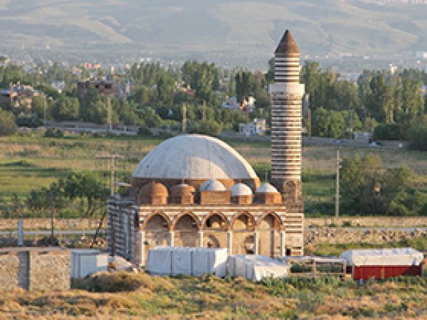 Tarihi Camideki teravihe yoğun ilgi