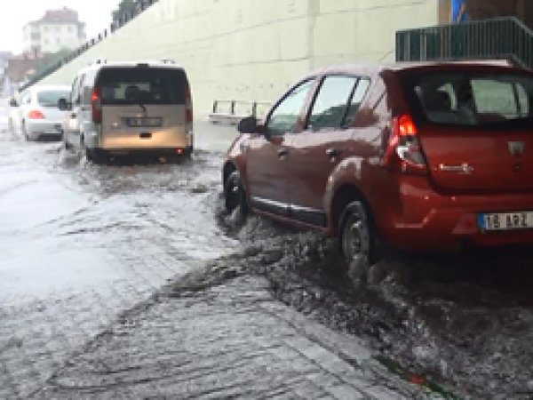 Bursa’da sağanak yağış hayatı felç etti