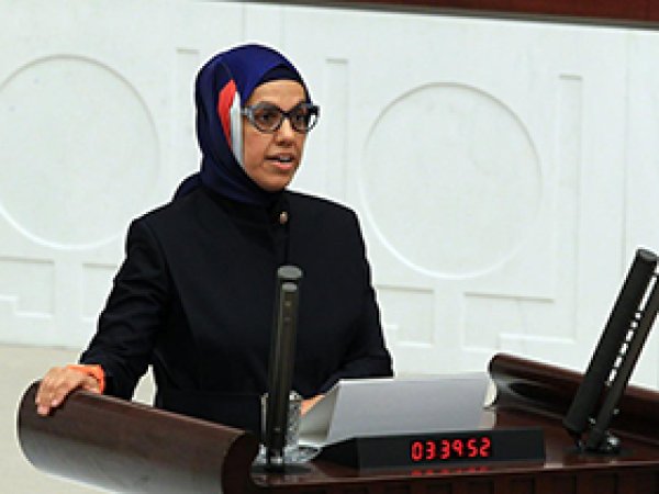 Milletvekili Kavakçı o başörtüsüyle yemin etti