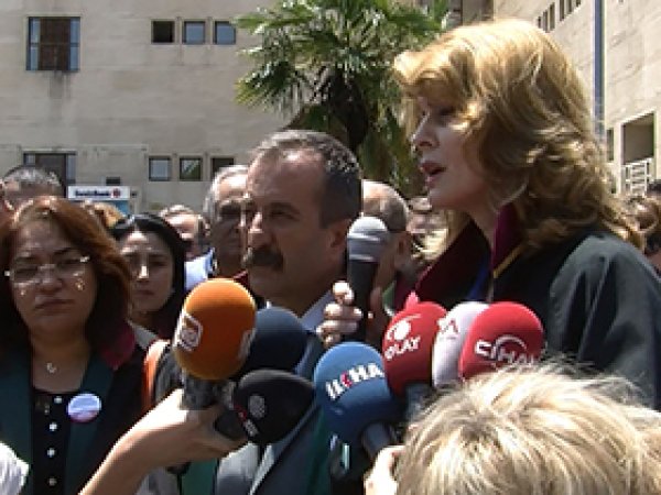 Evi kurşunlanan kadın avukata destek