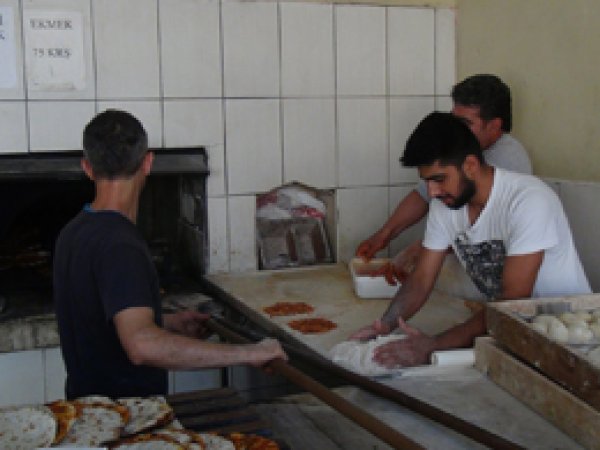 Zor şartlarda çalışarak oruç tutuyorlar