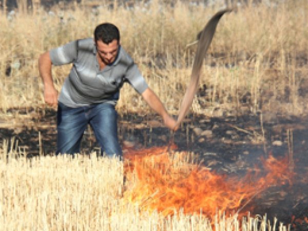 İtfaiyenin yapmadığı işi vatandaşlar yaptı
