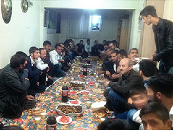 Kar Der'den gençlere iftar yemeği