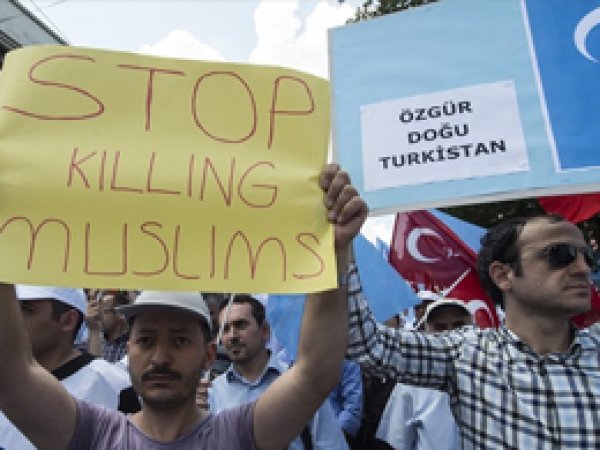 Doğu Türkistan için sokağa döküldüler