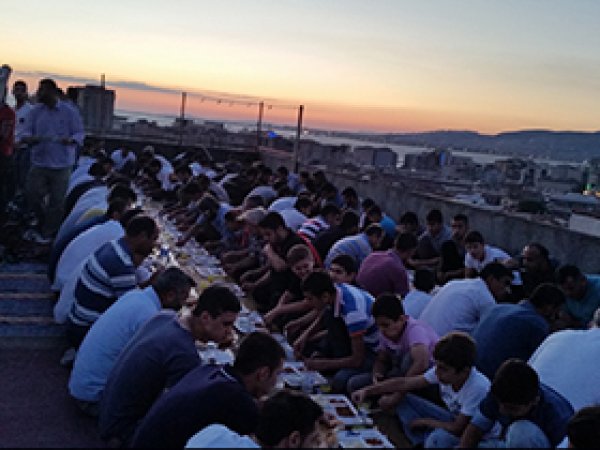 İzmir Mustazaflar Cemiyeti iftar yemeği verdi