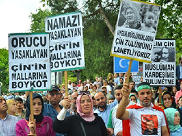 İzmit'te Çin'in  baskıları protesto edildi