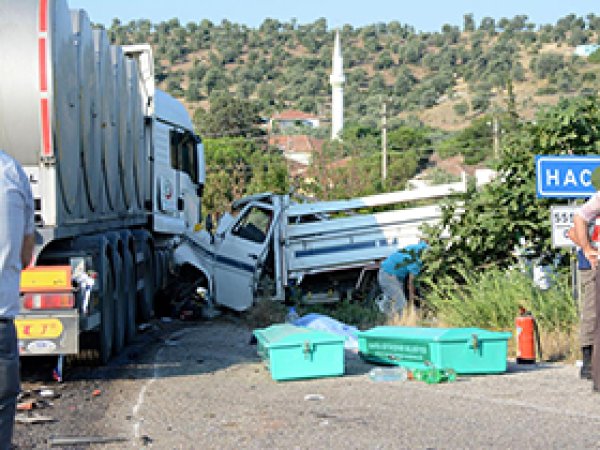 Manisa'da korkunç kaza: 15 ölü