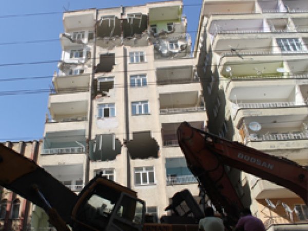 Diyarbakır’da kolonu patlayan bina yıkıldı