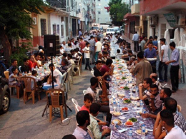 Mersin Bilge Eğitim Der’den halka açık iftar yemeği