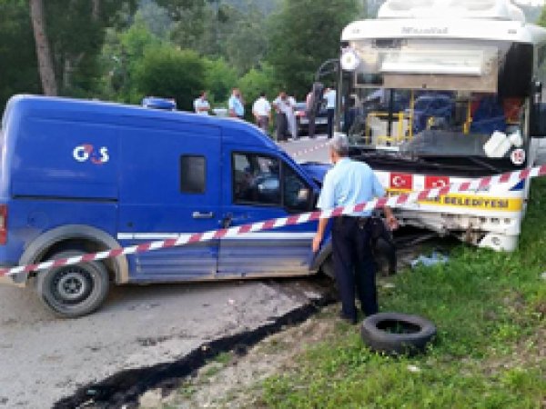 Kaza yapan para nakil aracını soydular