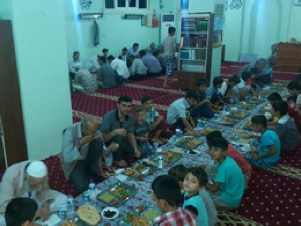 İmamlardan cami cemaatine iftar yemeği  