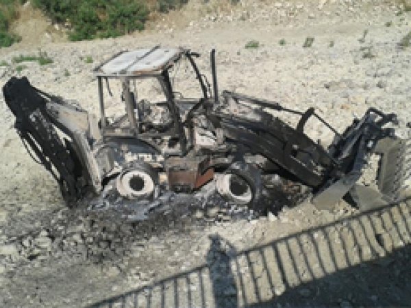 PKK içinde Kur'an olan iş makinesini yaktı
