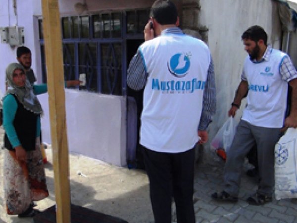 Mustazaflar'dan evi yanan aileye yardım