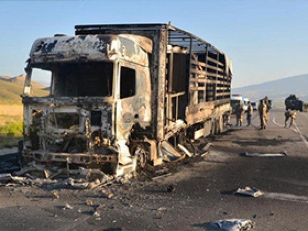 PKK, bayramda araç yakıp halkı tehdit etti