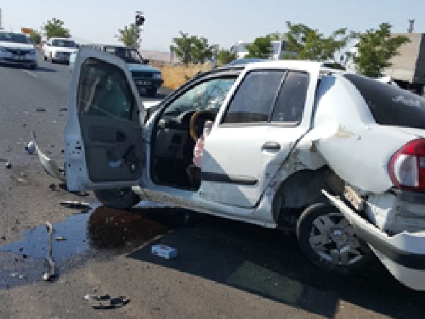 Diyarbakır'da trafik kazası: 3  yaralı