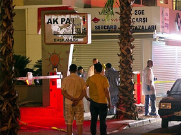 İzmir'de AK Parti binası önünde patlama