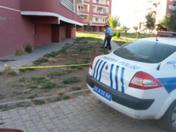 Hırsızlık için girdiği binanın dördüncü katından atladı