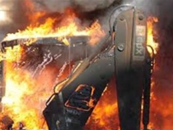 Cizre’de bir iş makinesi ateşe verildi