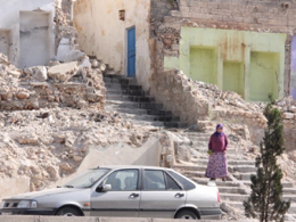 Yıkımı yarım kalan mahalle savaştan çıkmış gibi