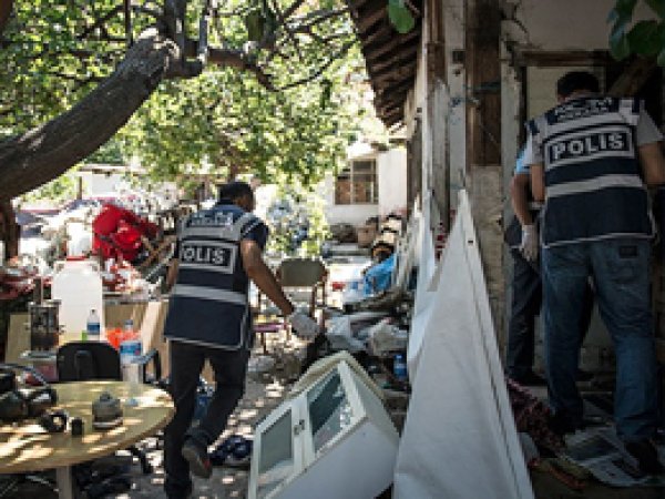 Gecekonduda askeri malzeme ele geçirildi