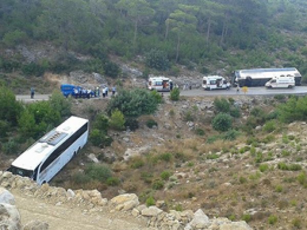 Mersin'de yolcu otobüsü devrildi