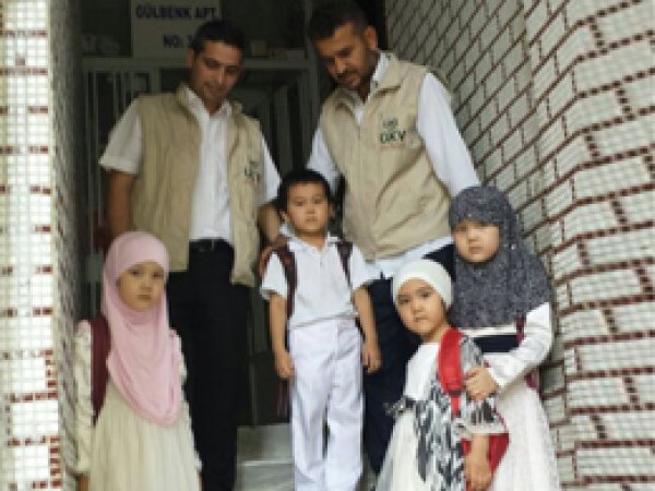 Umut Kervanı Vakfı muhtaç aileleri sevindirdi