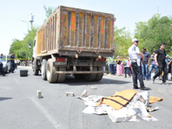 Kamyonun altında kalan yaşlı adam öldü